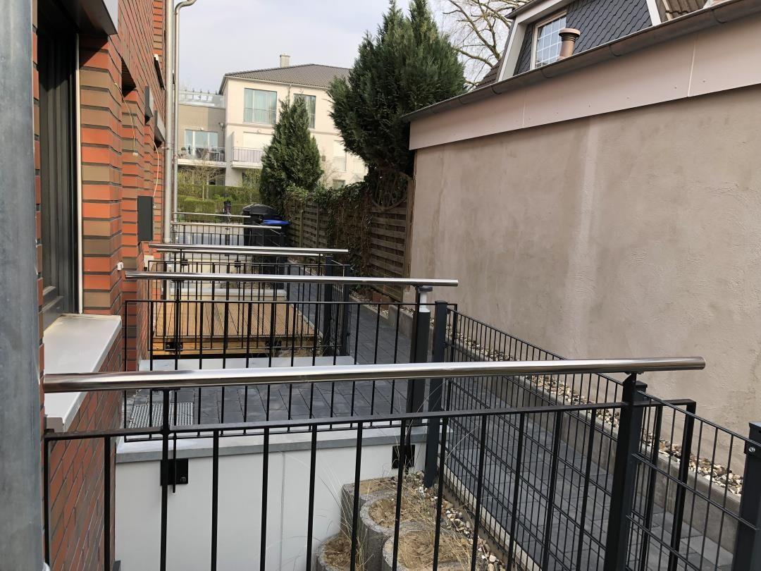 Weg vom Parkplatz zur Wohnungstür