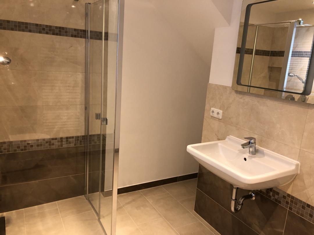 Badezimmer mit Dusche und Waschbecken
