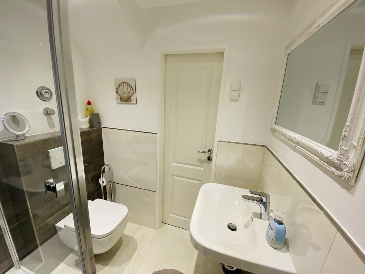 Badezimmer mit Dusche, Toilette und Waschbecken
