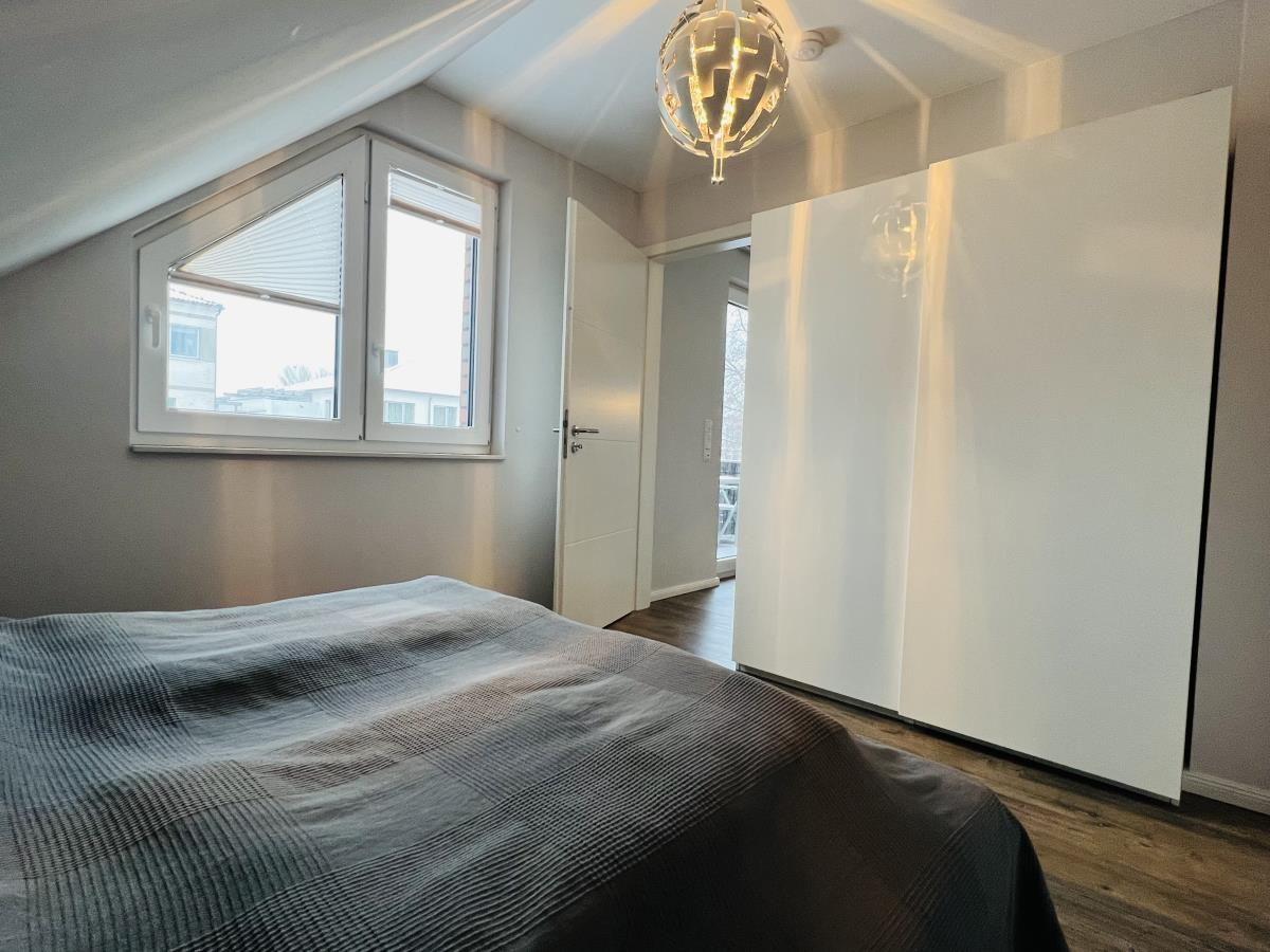 Schlafzimmer mit Dachschräge, Fenster und Kleiderschrank