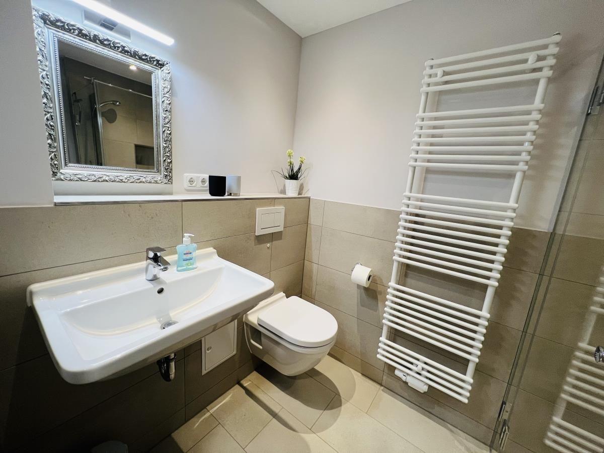 Badezimmer mit Waschbecken, Toilette und Dusche