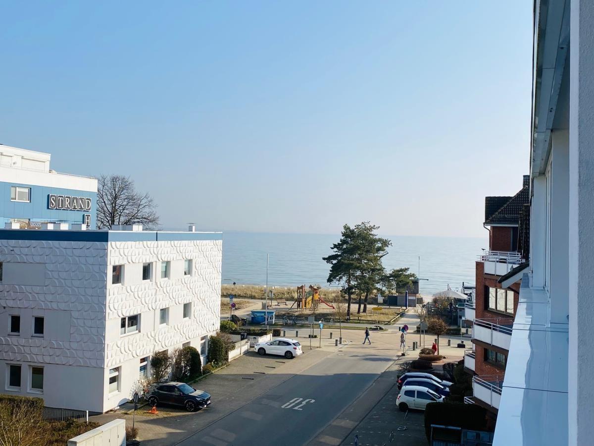 Blick auf Strandhotel und Meer mit Parkplatz und Spielplatz