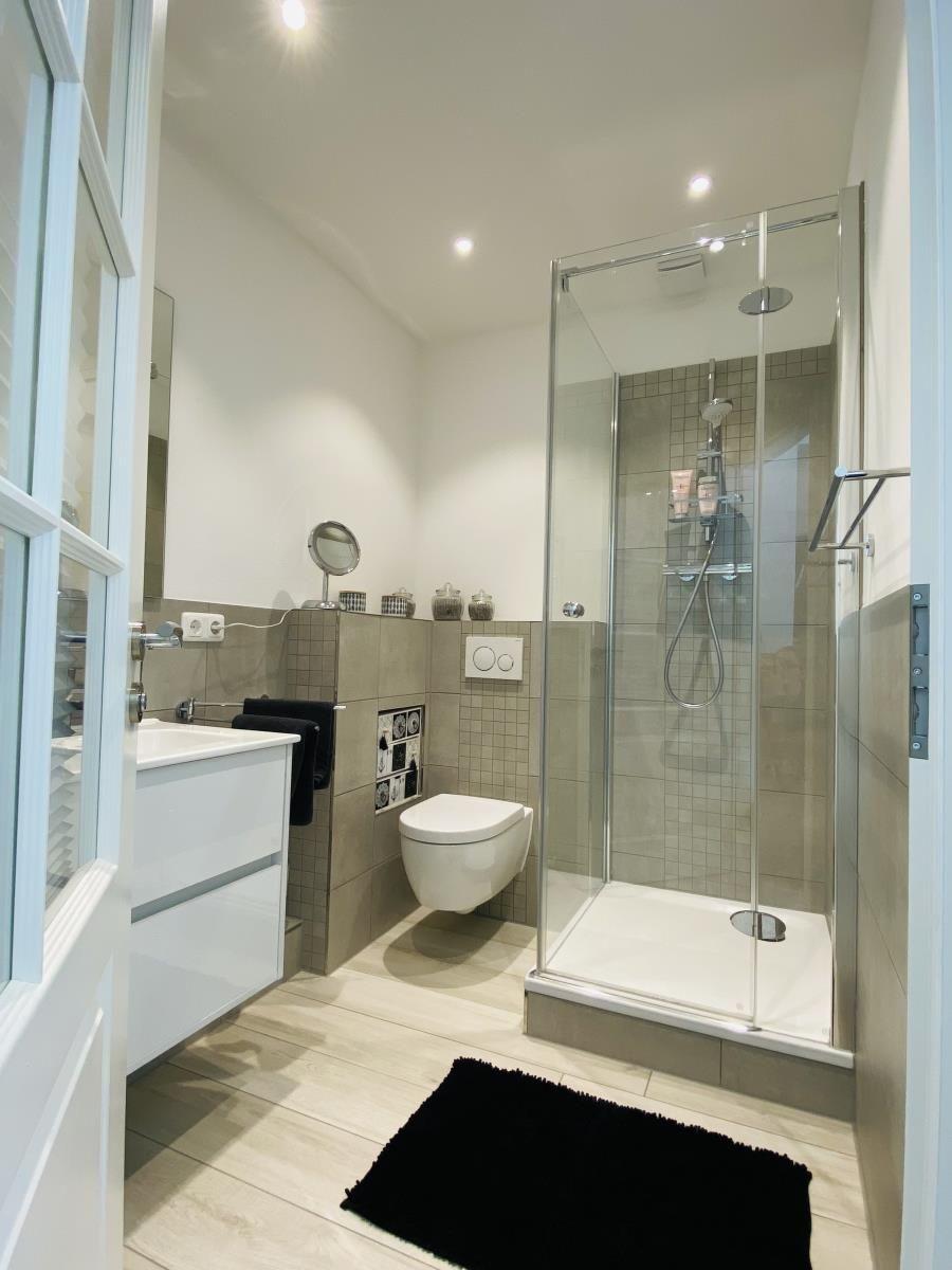Badezimmer mit Dusche, Toilette und Waschbecken