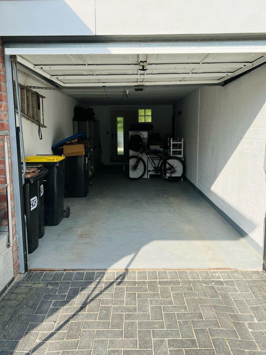 Garage mit Fahrrad, Mülltonnen und Tür im Hintergrund