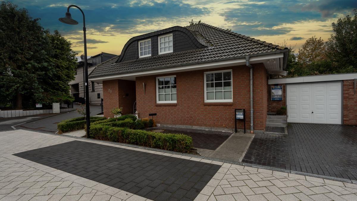 Einfamilienhaus mit Garage und gepflastertem Hof