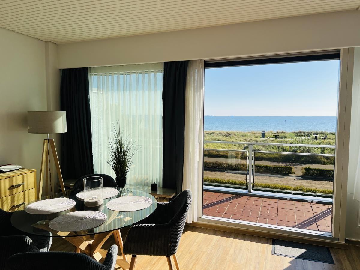Esszimmer mit Blick aufs Meer und Balkon