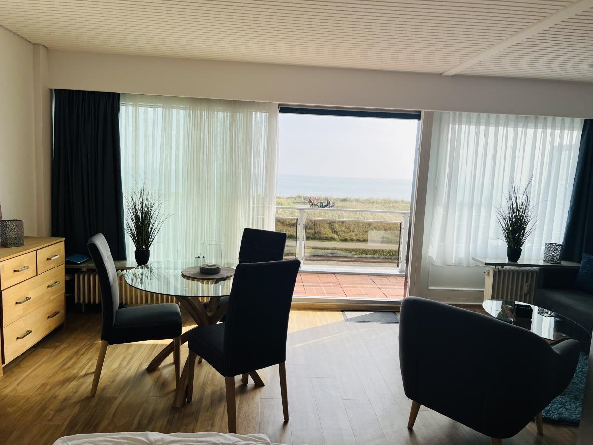 Essbereich mit Blick auf den Strand und Meer