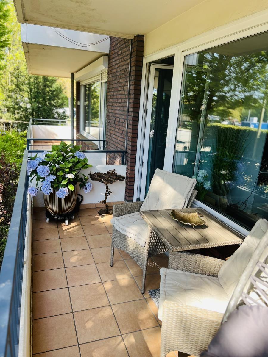 Terrasse mit Sitzgruppe, Pflanze und Glasfront