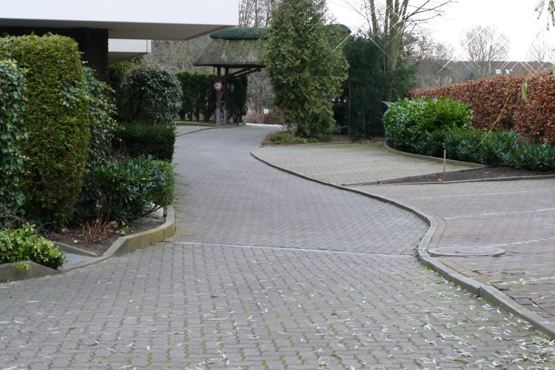 Zufahrt zum Parkplatz hinter dem Haus