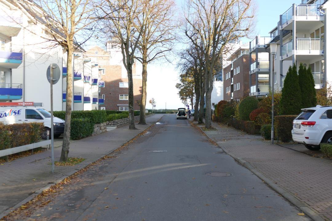 Weg von Tiefgarage zum Strand