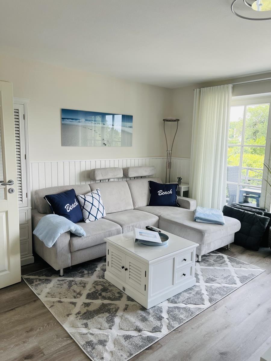 Wohnzimmer mit Sofa, Tisch und Bild an der Wand