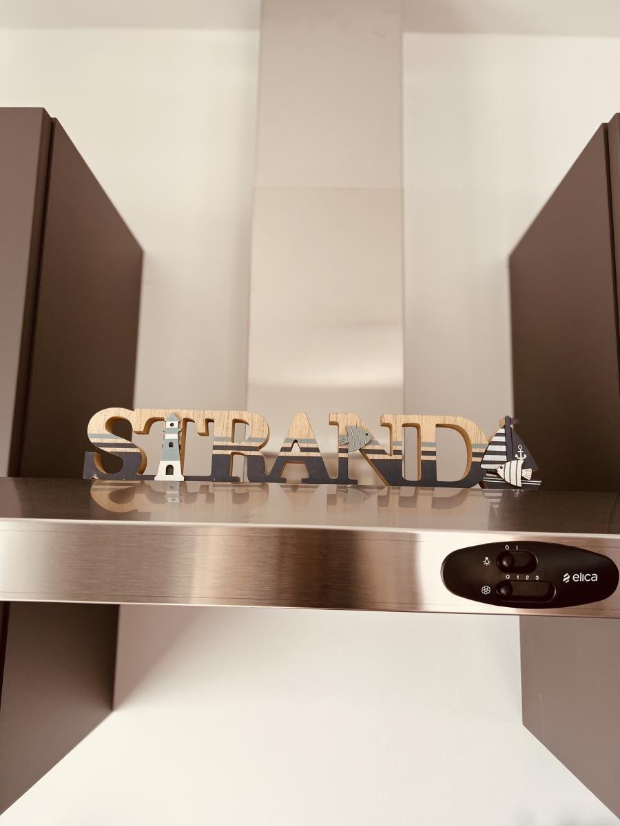 Kitchen counter with wooden sign STRAND and ship motifs.
