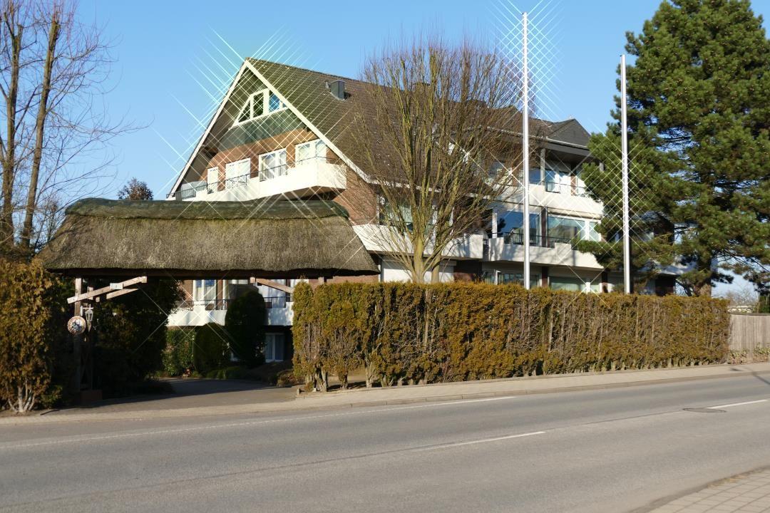 Hausansicht / Einfahrt zum Parkplatz