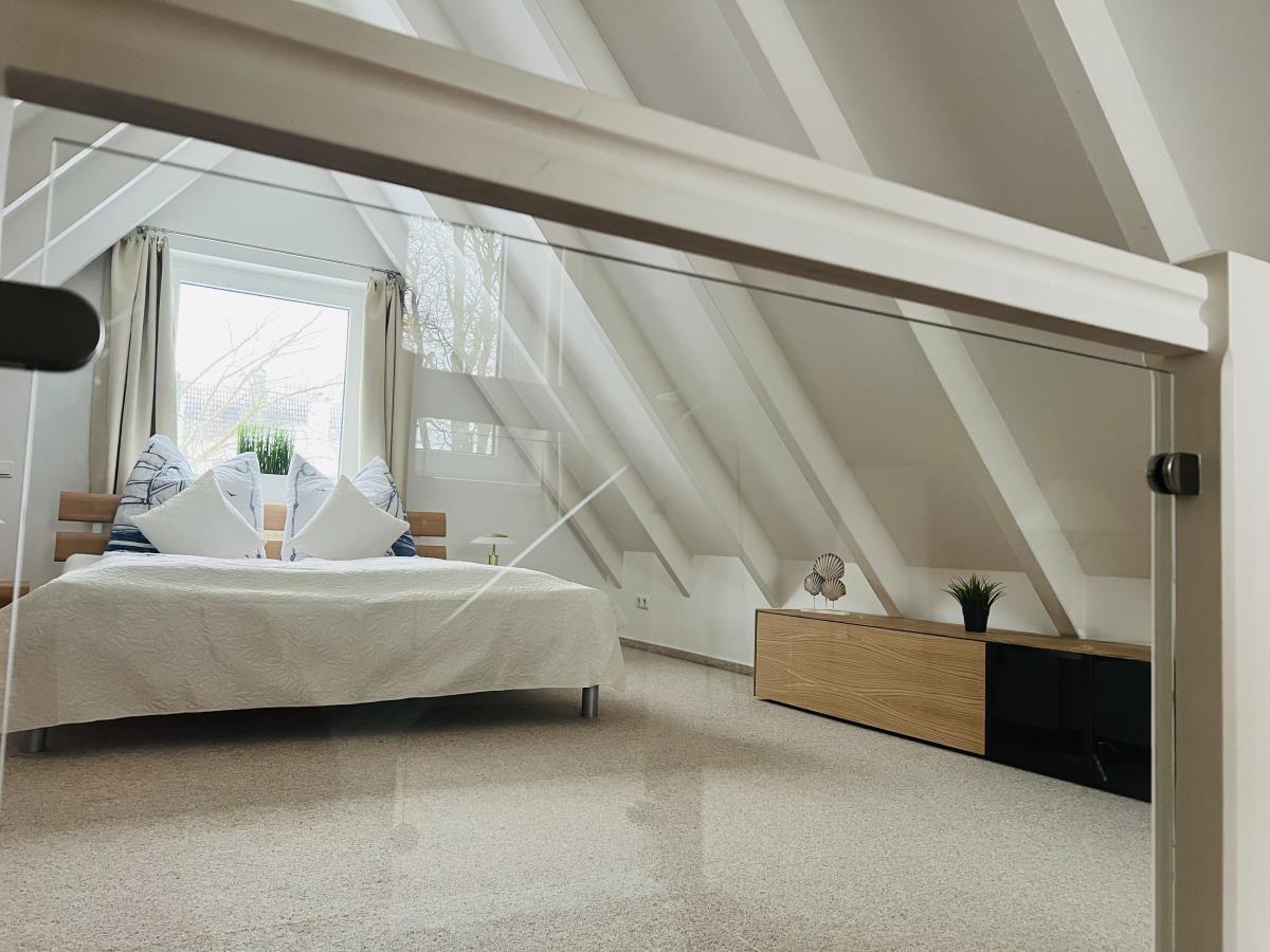 Schlafzimmer mit Dachschrägen, Bett und Schrank