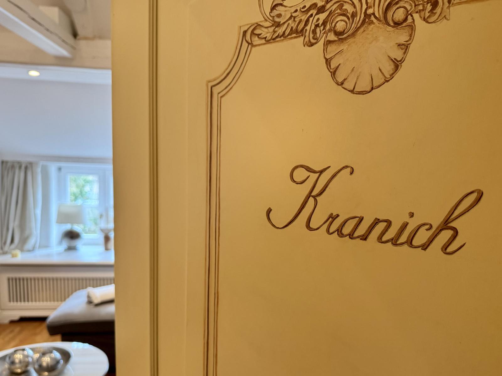 Tür mit Aufschrift Kranich und dekorativer Verzierung