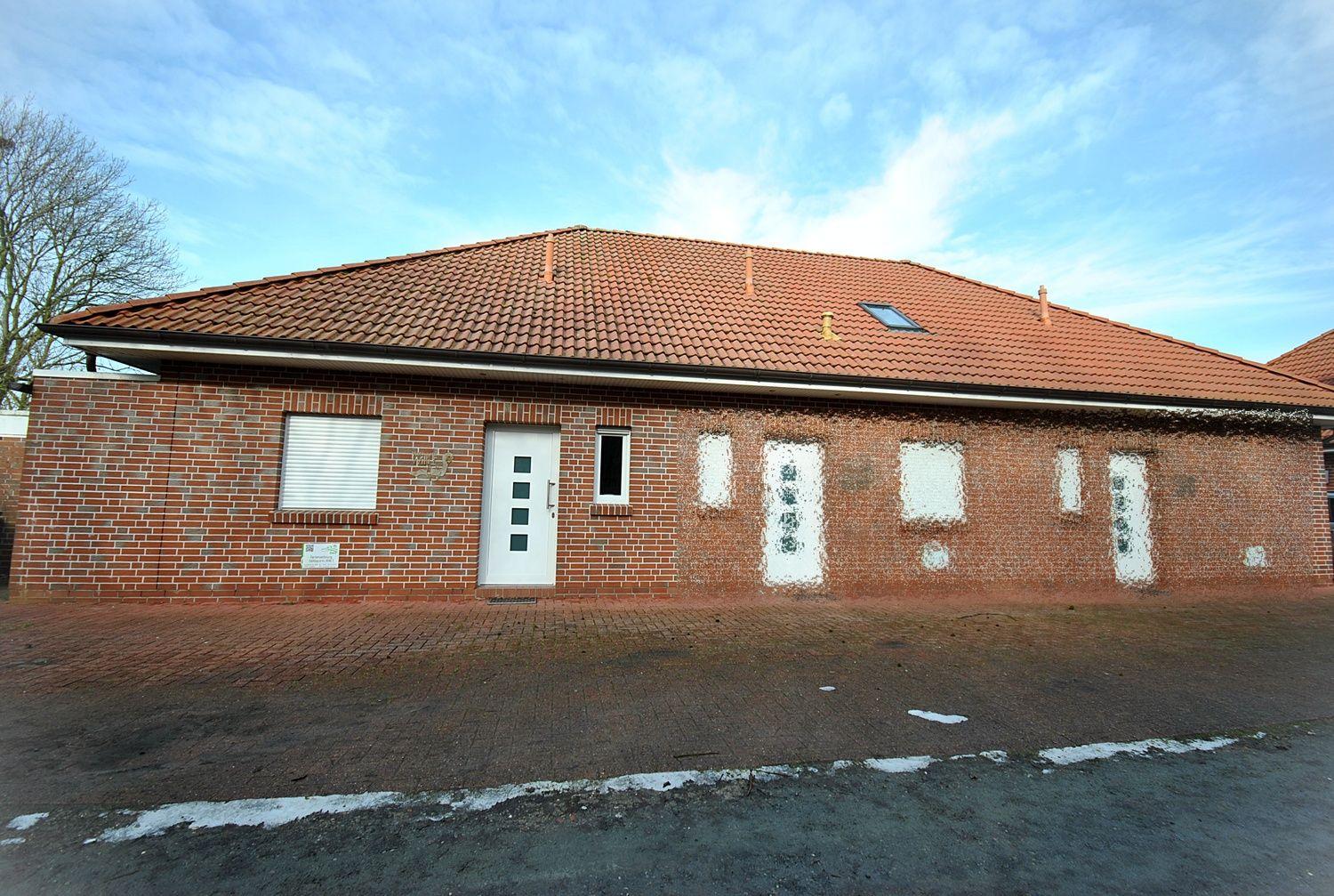 Ansicht Eingangsbereich und Parkplatz