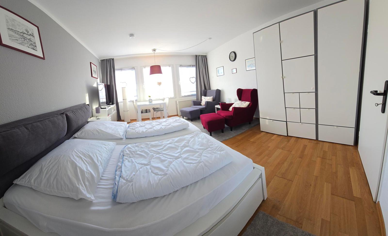 Doppelbett, Schlafzimmer mit Sitzgelegenheiten und Schrank