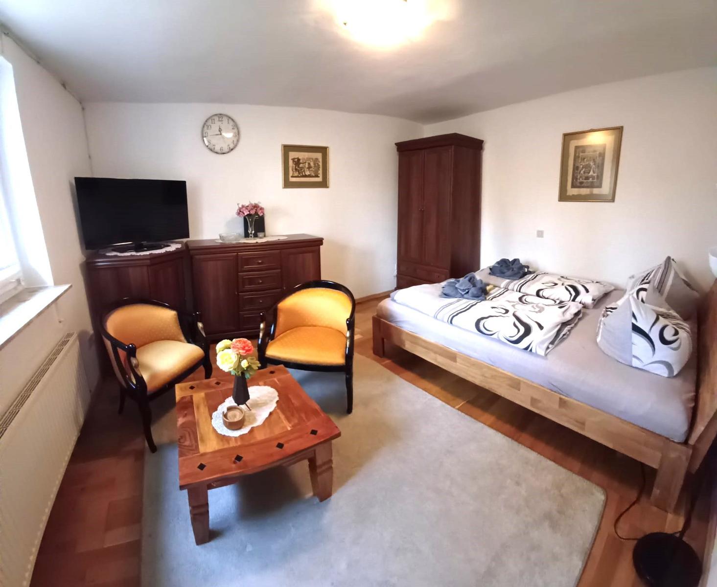 Wohn / Schlafzimmer mit Bett 1,60 m x 2,00 m