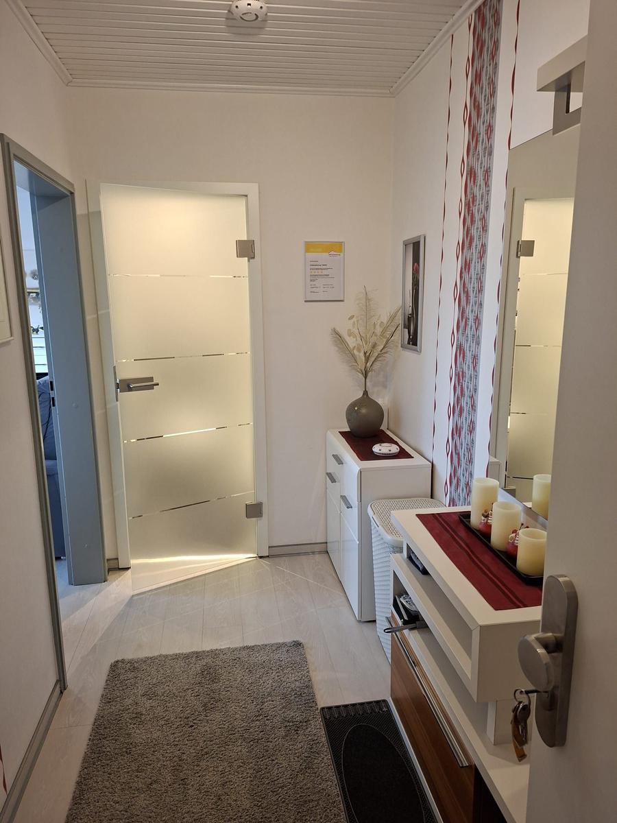 Flur, links geht es ins  Wohnzimmer, geradeaus ins Badezimmer