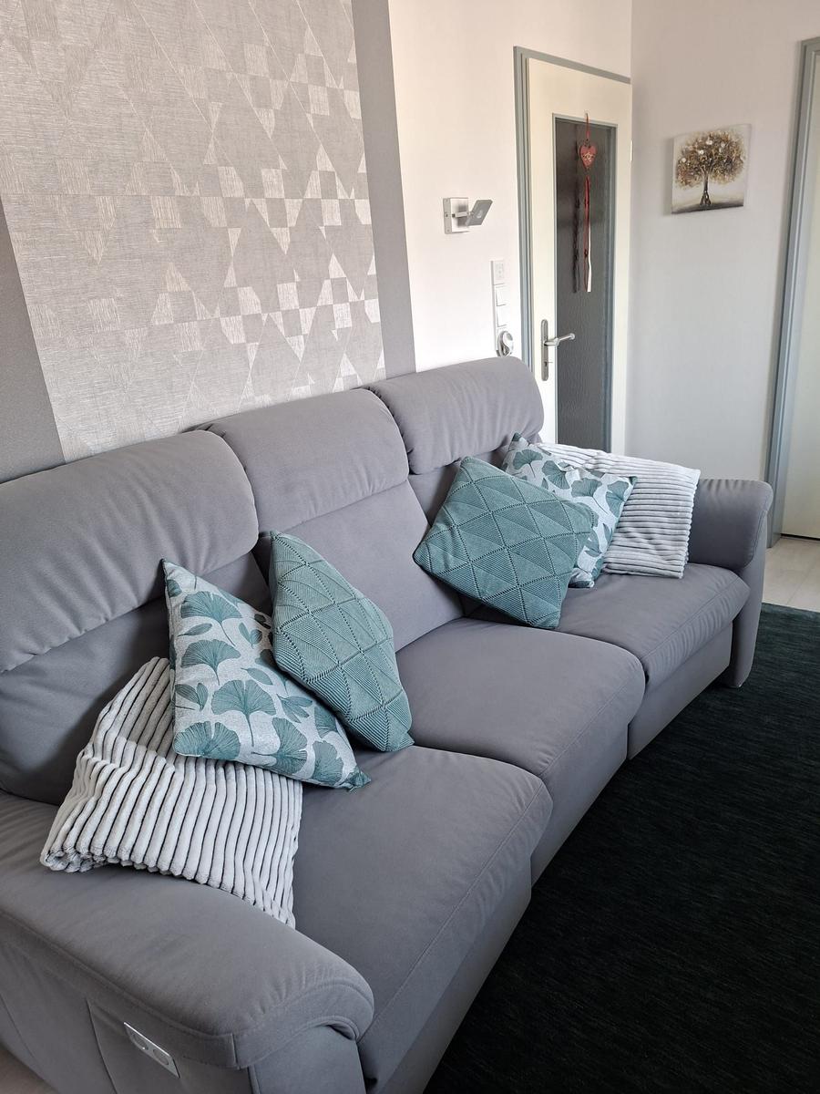 Dreisitzer Couch, linke und rechte Sitzfläche kann elektrisch nach vorn als Liegefläche verändert werden