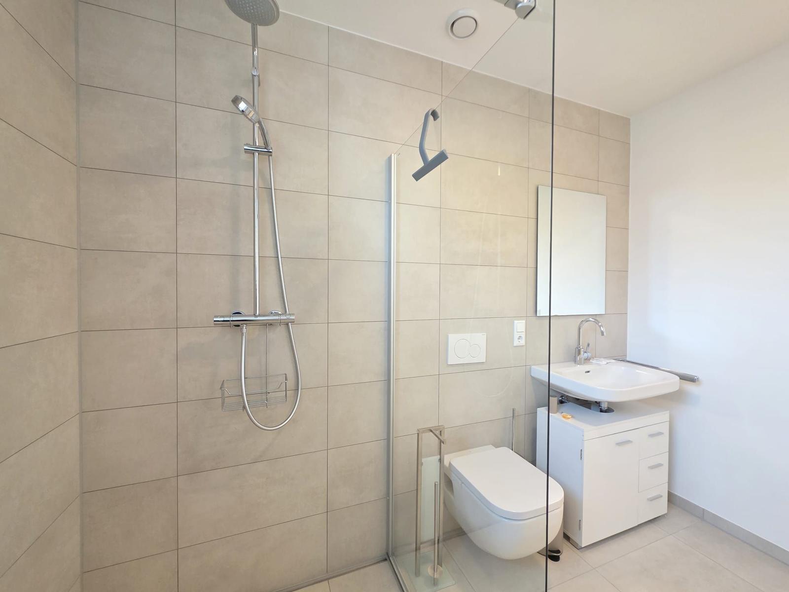 Bad mit Dusche, Toilette und Waschbecken