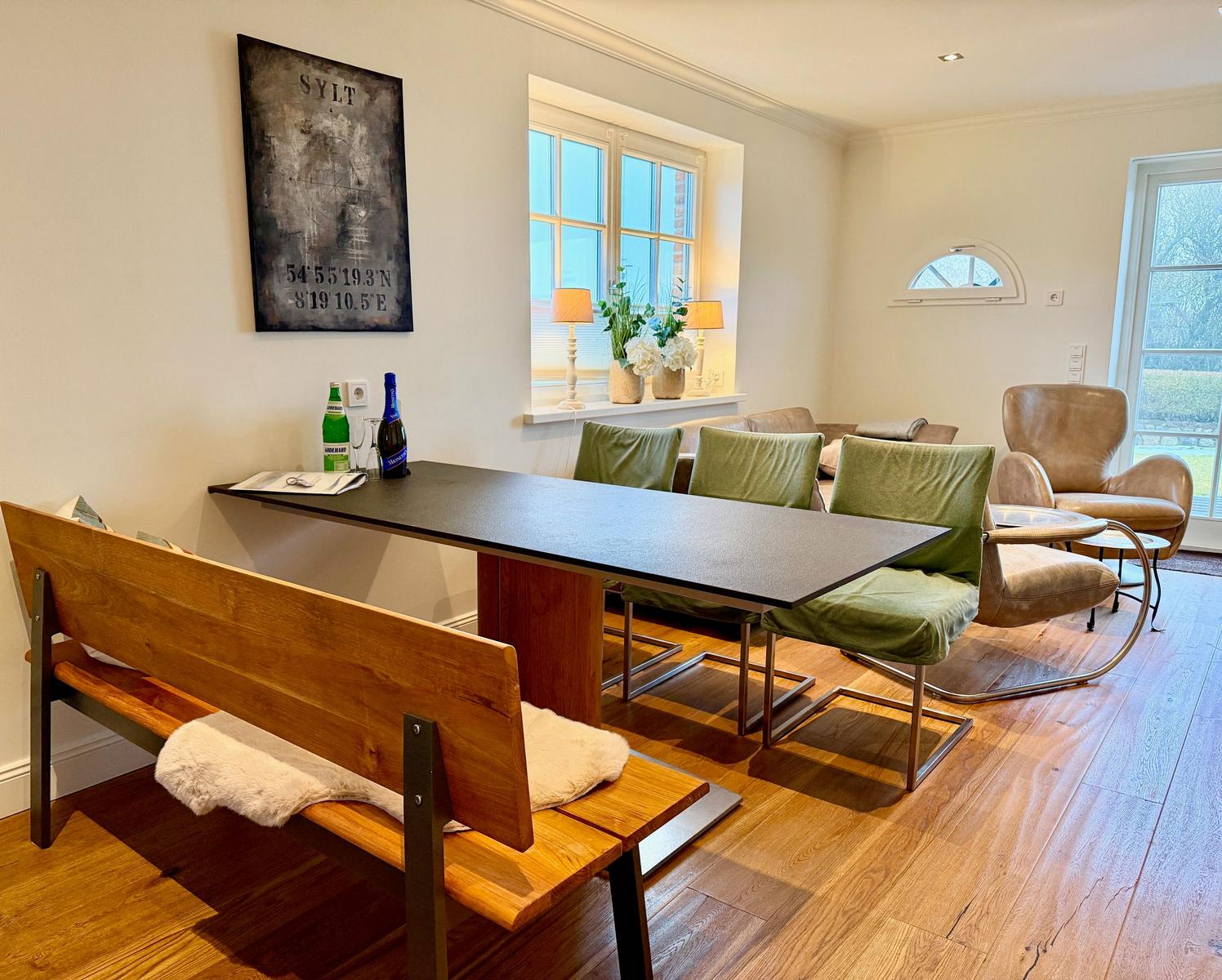 Großer Esstisch für bis zu 6 Personen