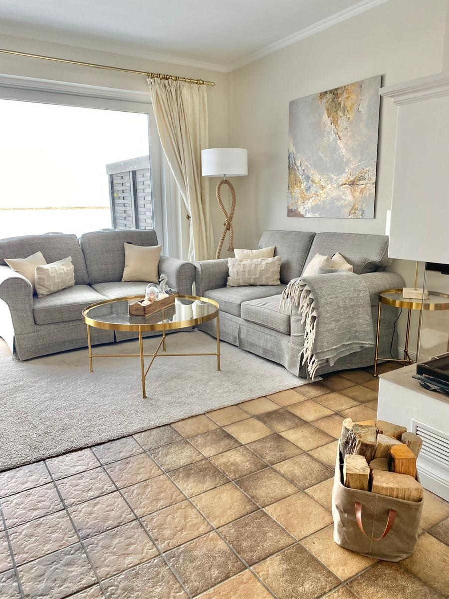 Wohnzimmer mit Sofa-Ecke am Kamin