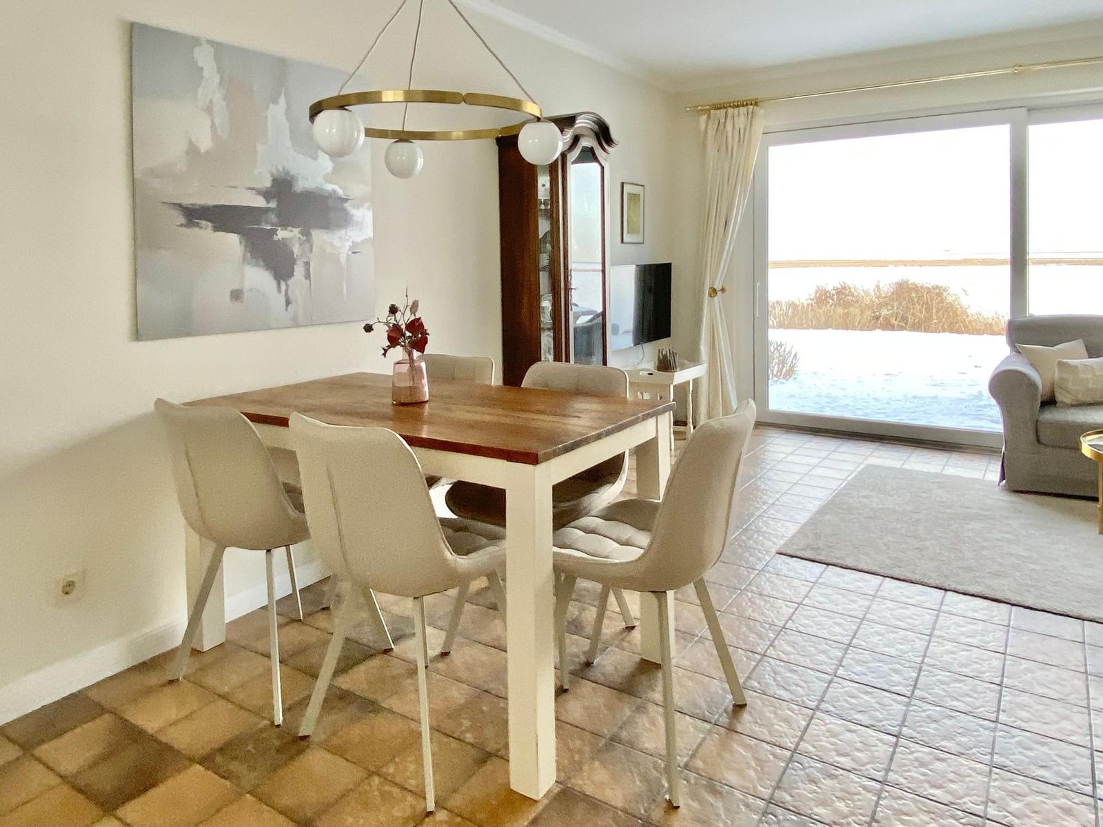 Essgruppe mit Blick in den Garten und auf den Deich