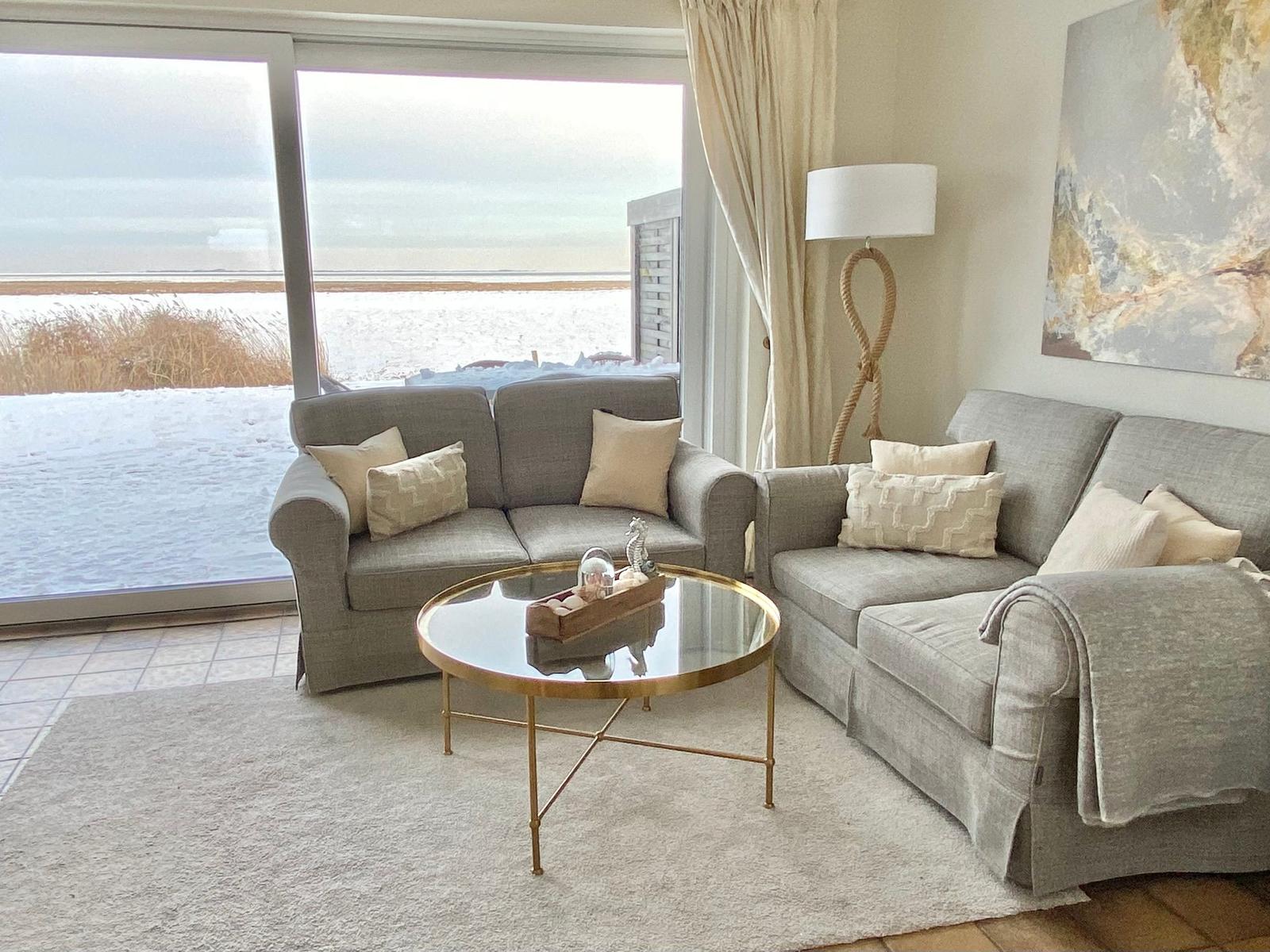 Wohnzimmer mit Blick auf die Wattwiesen (im Schnee Feb. 2026)