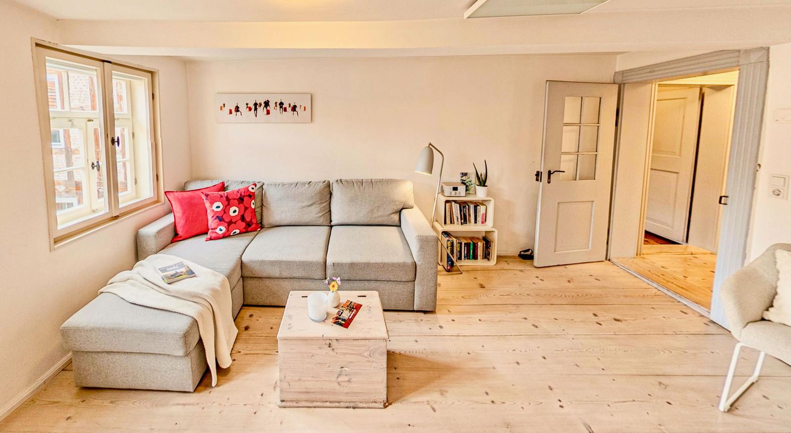 Großzügiges Wohnzimmer mit Schlafsofa