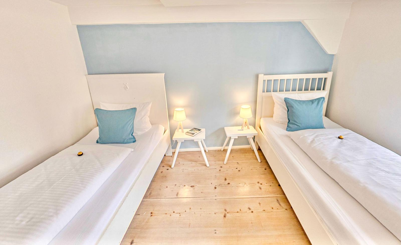 Nordisches Schlafzimmer mit zwei Einzelbetten