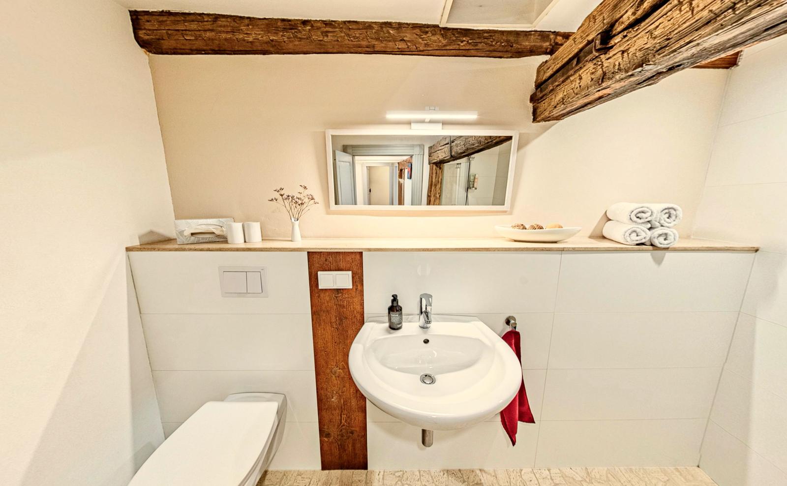 Komfortables Bad mit Fußbodenheizung