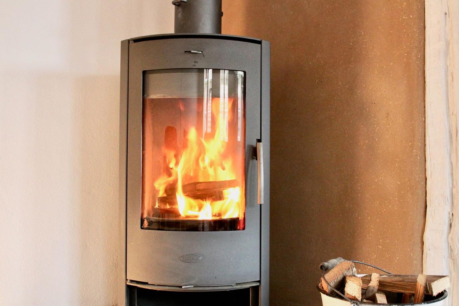 Gemütliches Feuer im Ofen