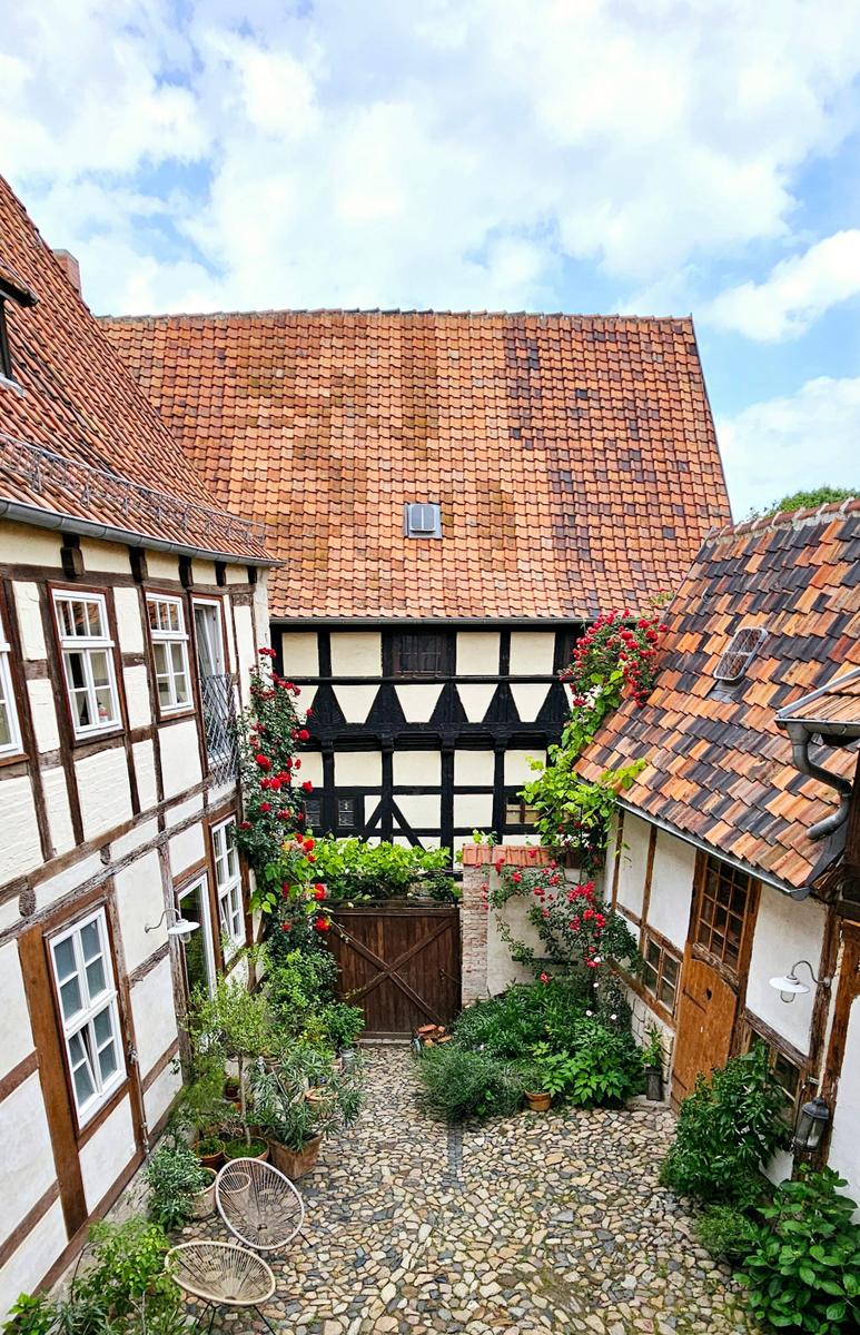 Idyllischer Innenhof- Blick aus dem Fenster