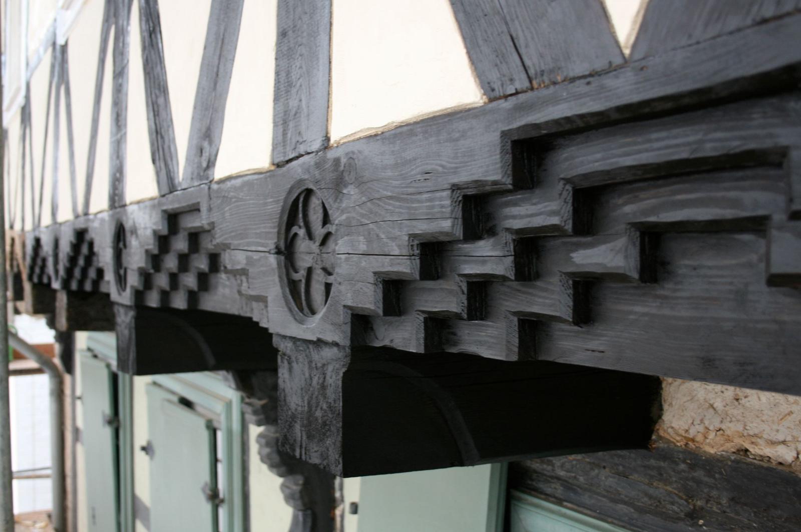 Kunstvoller historischer Treppenfries von 1477