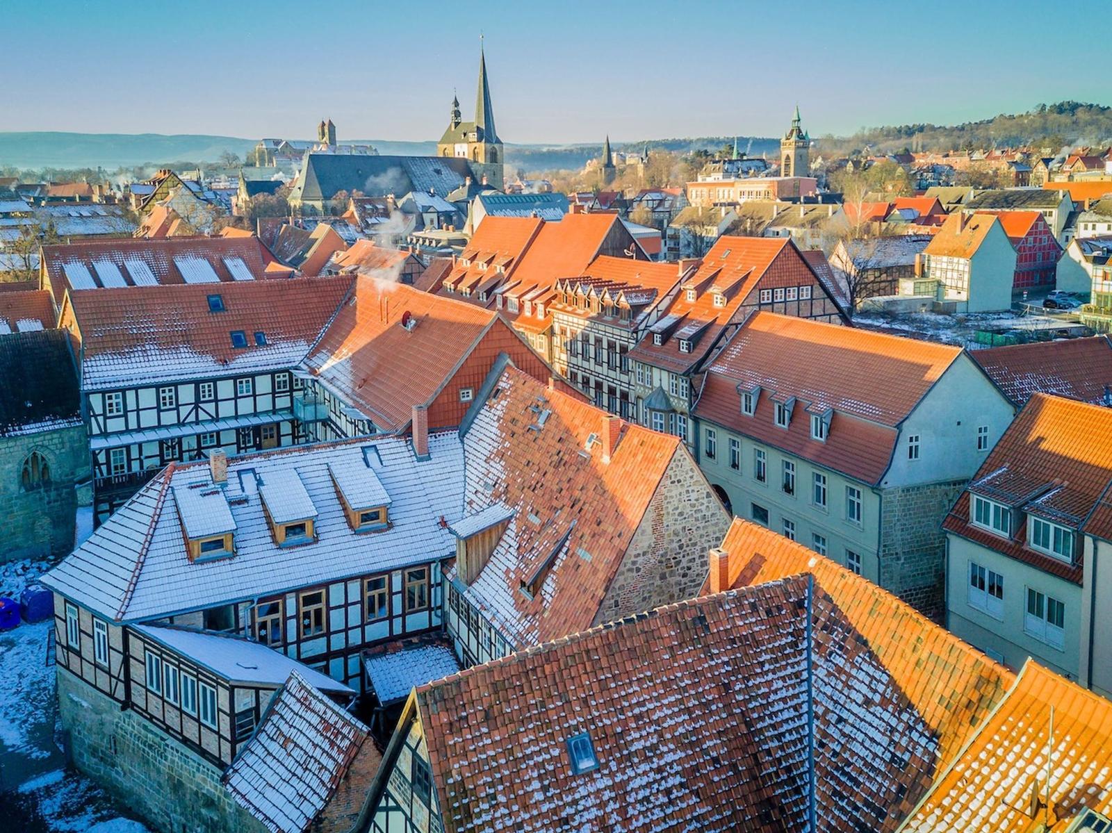 Die Hofanlage vor der Kulisse von Quedlinburg