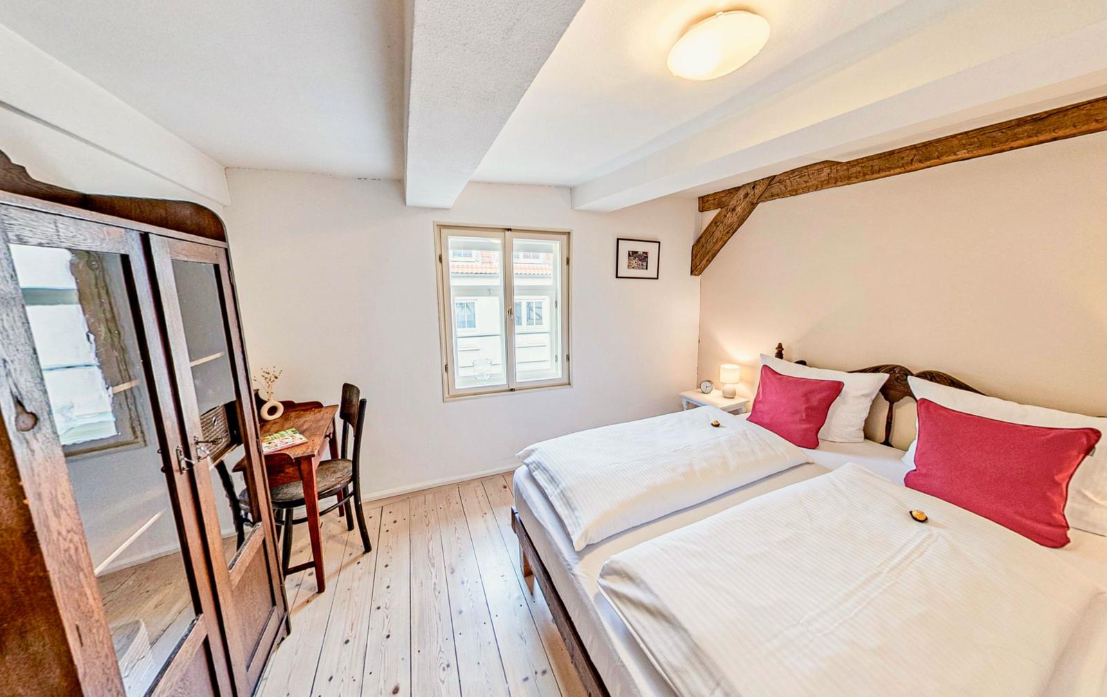 Mediterranes Schlafzimmer mit Schrank und Schreibtisch