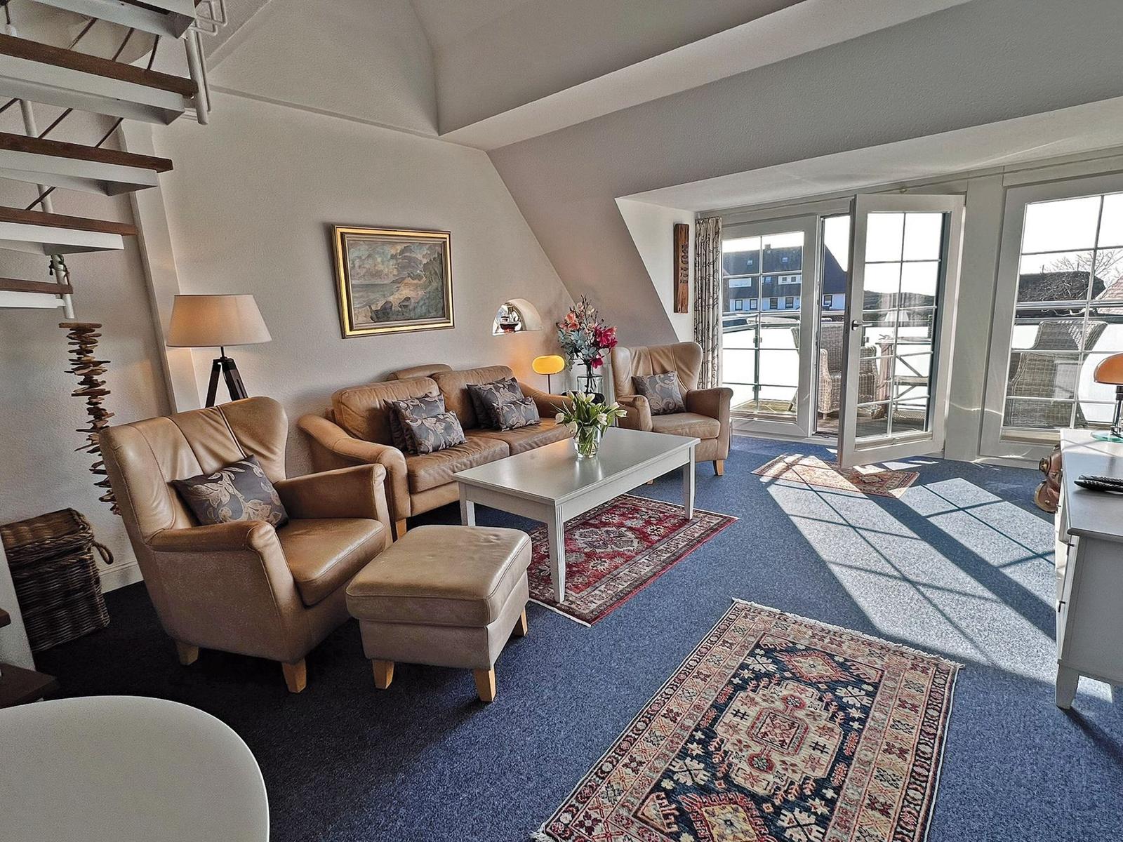 Wohnzimmer mit großem Süd-West-Balkon