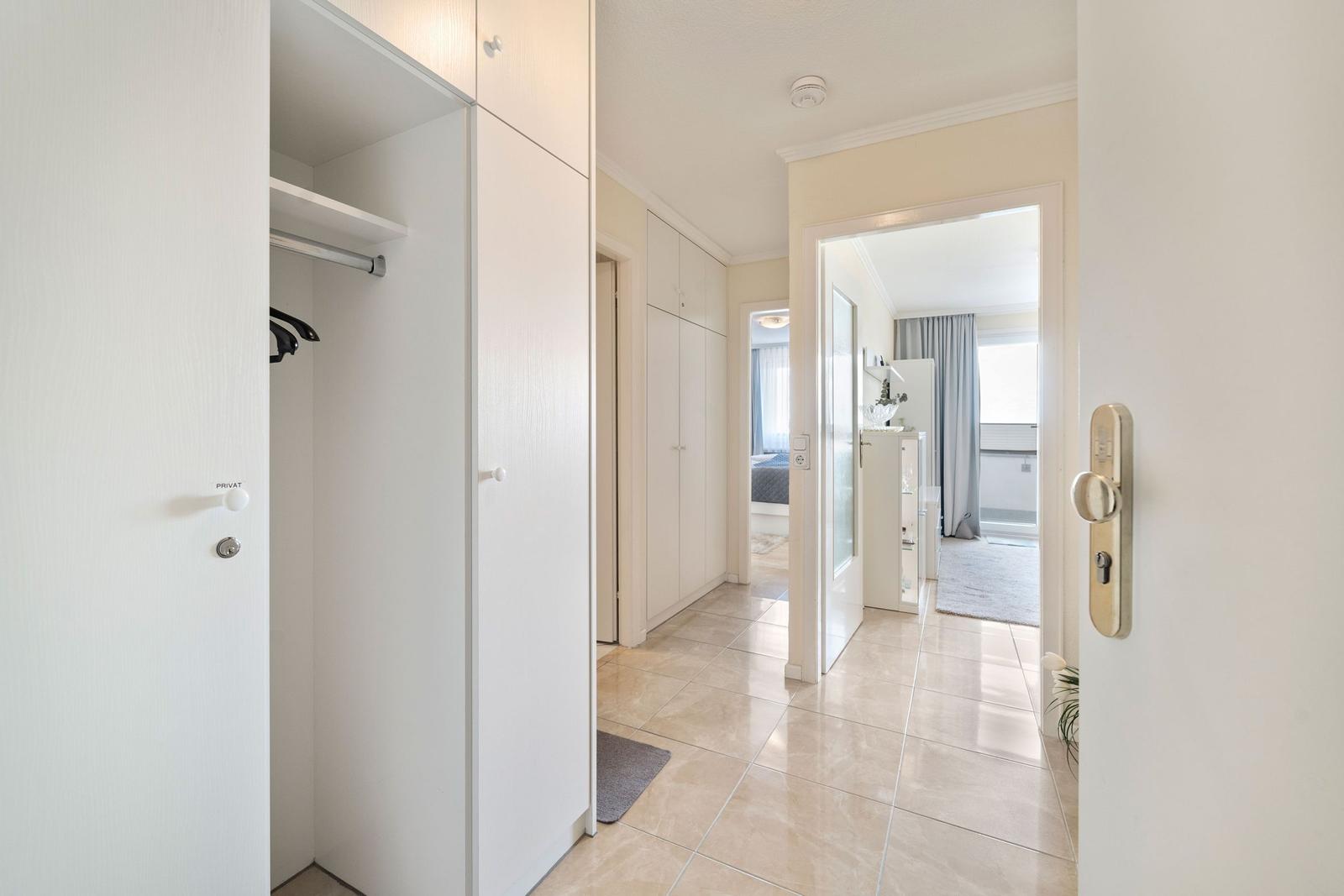 Flur mit Kleiderschrank und Blick in Schlafzimmer