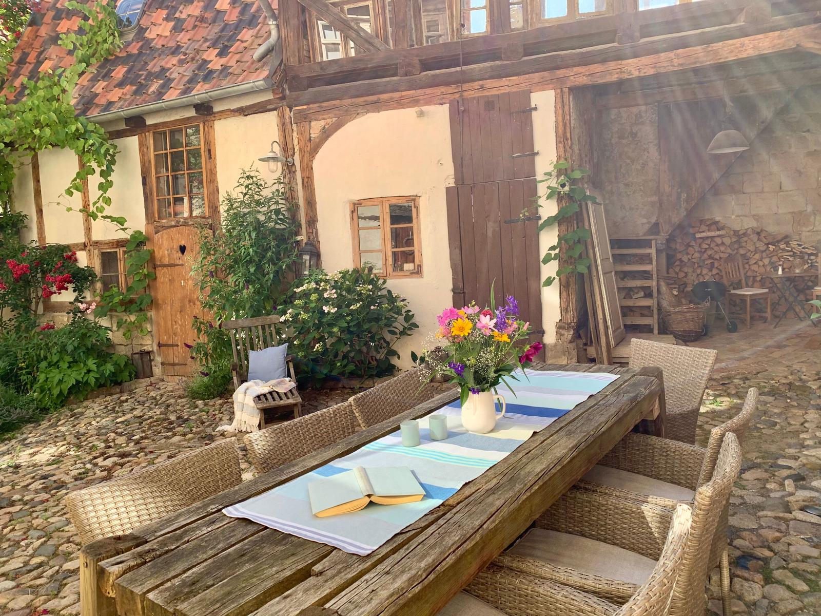 Einladender Esstisch für gemütliche Stunden im Gemeinschaftshof