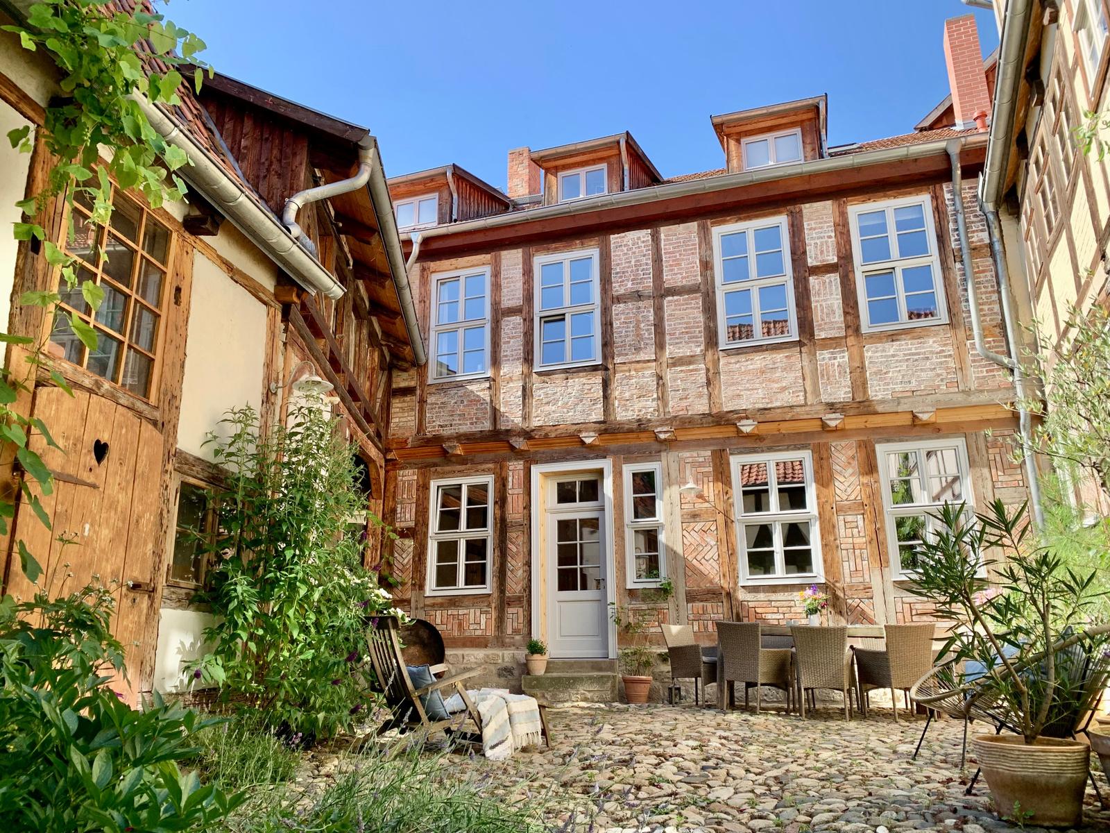 Einladender Außenbereich mit der Ferienwohnung Morgenglanz und den Gemeinschaftsräumen