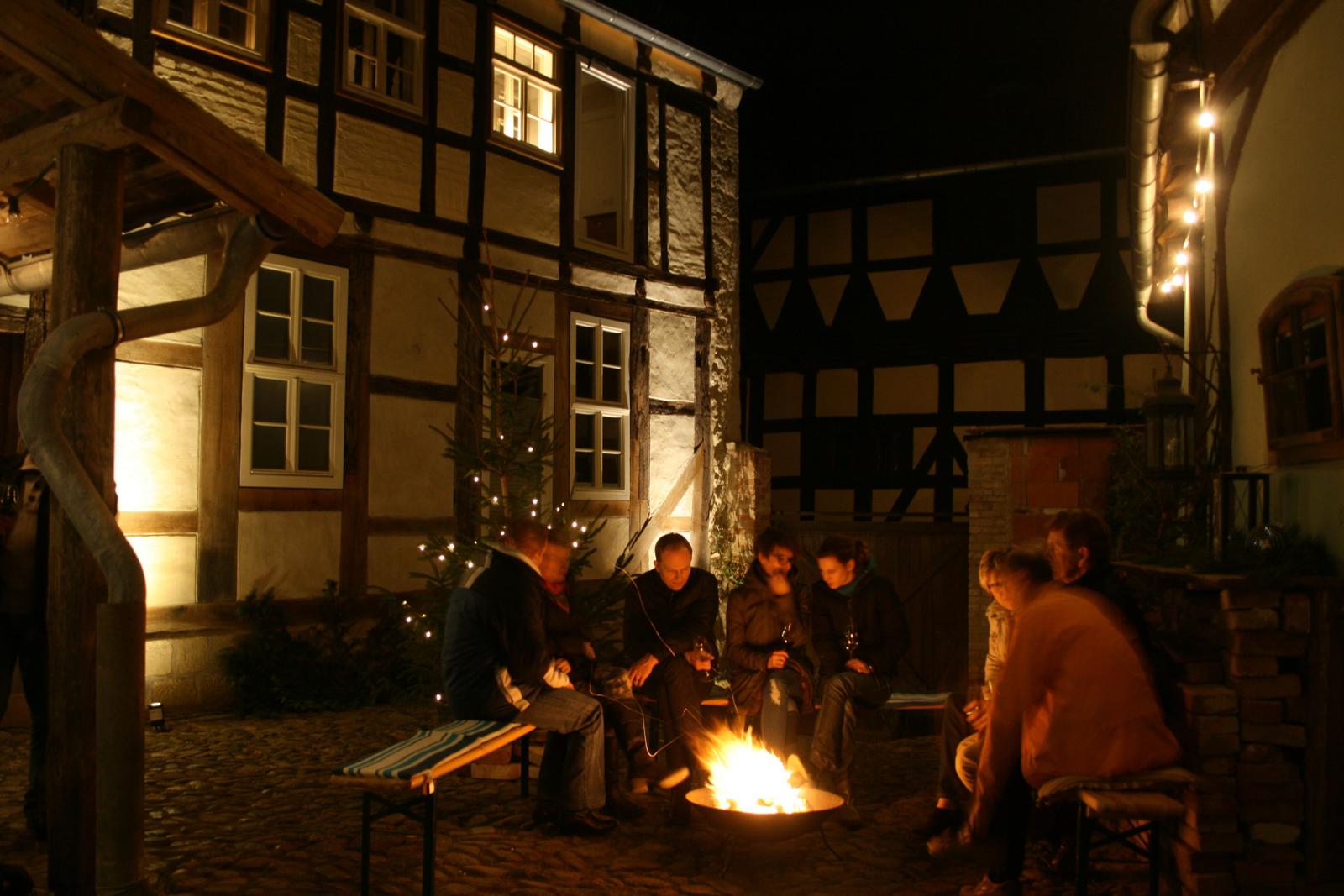Gemütliche Feuerschale beim Feiern im Innenhof