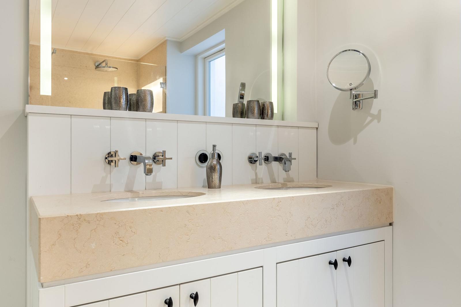 Doppelwaschbecken mit Spiegeln und Duschbereich im Badezimmer