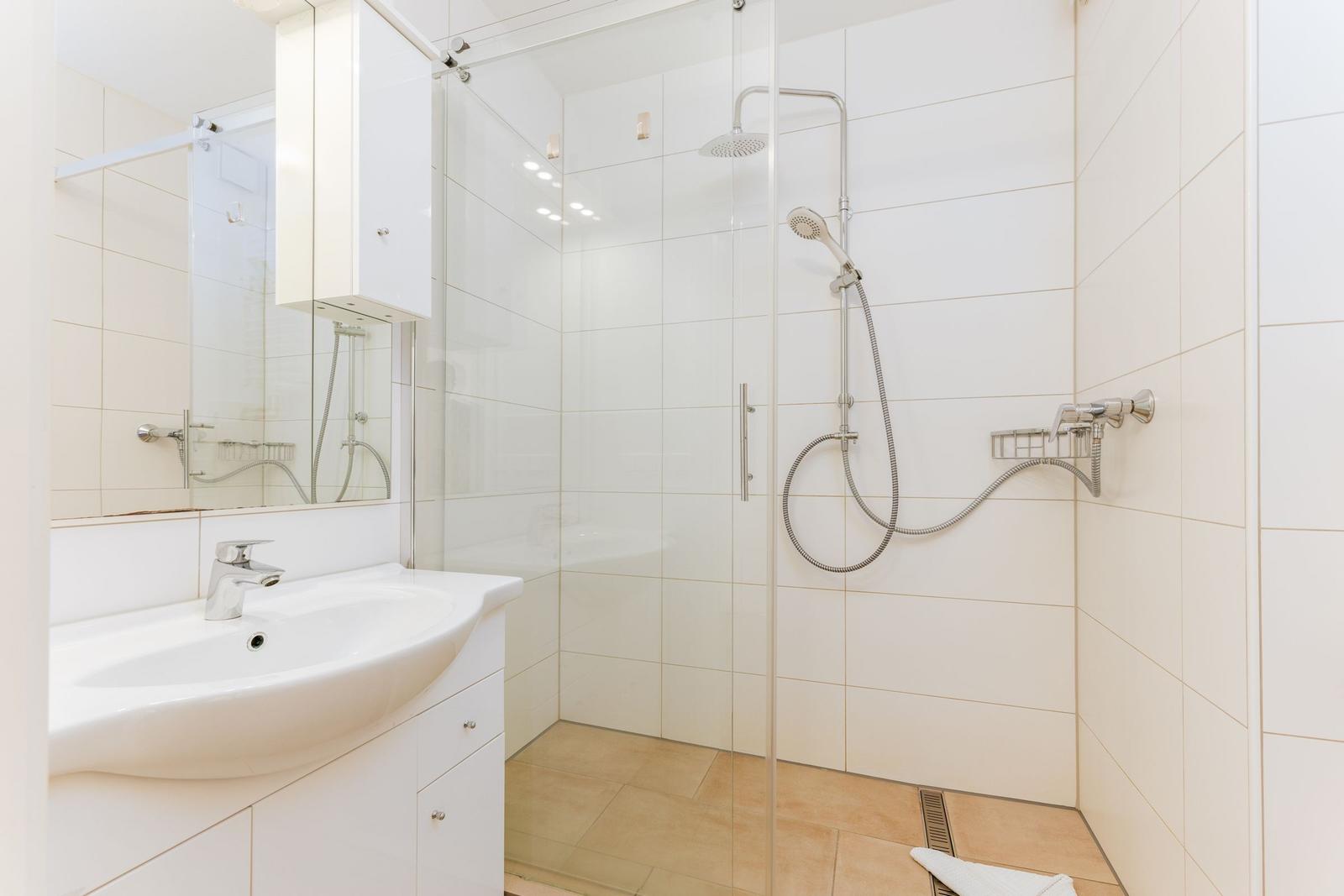 Badezimmer mit Dusche und Waschbecken