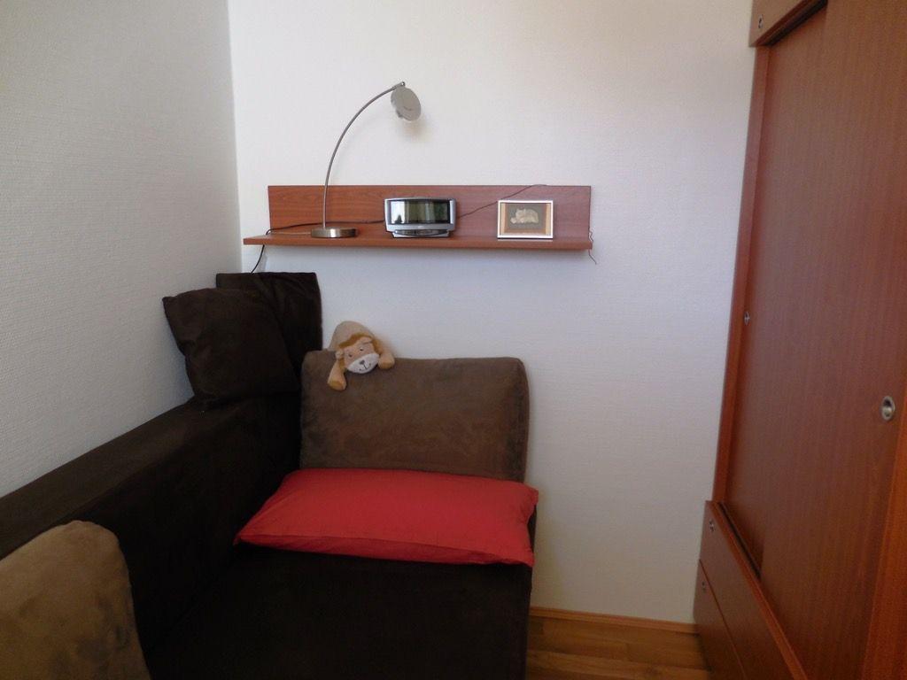 Sofa im kleinen Zimmer