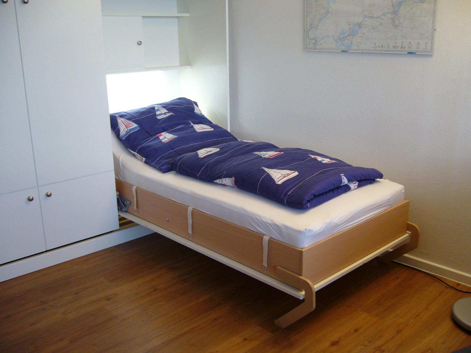Einzelnes ausgeklapptes Bett