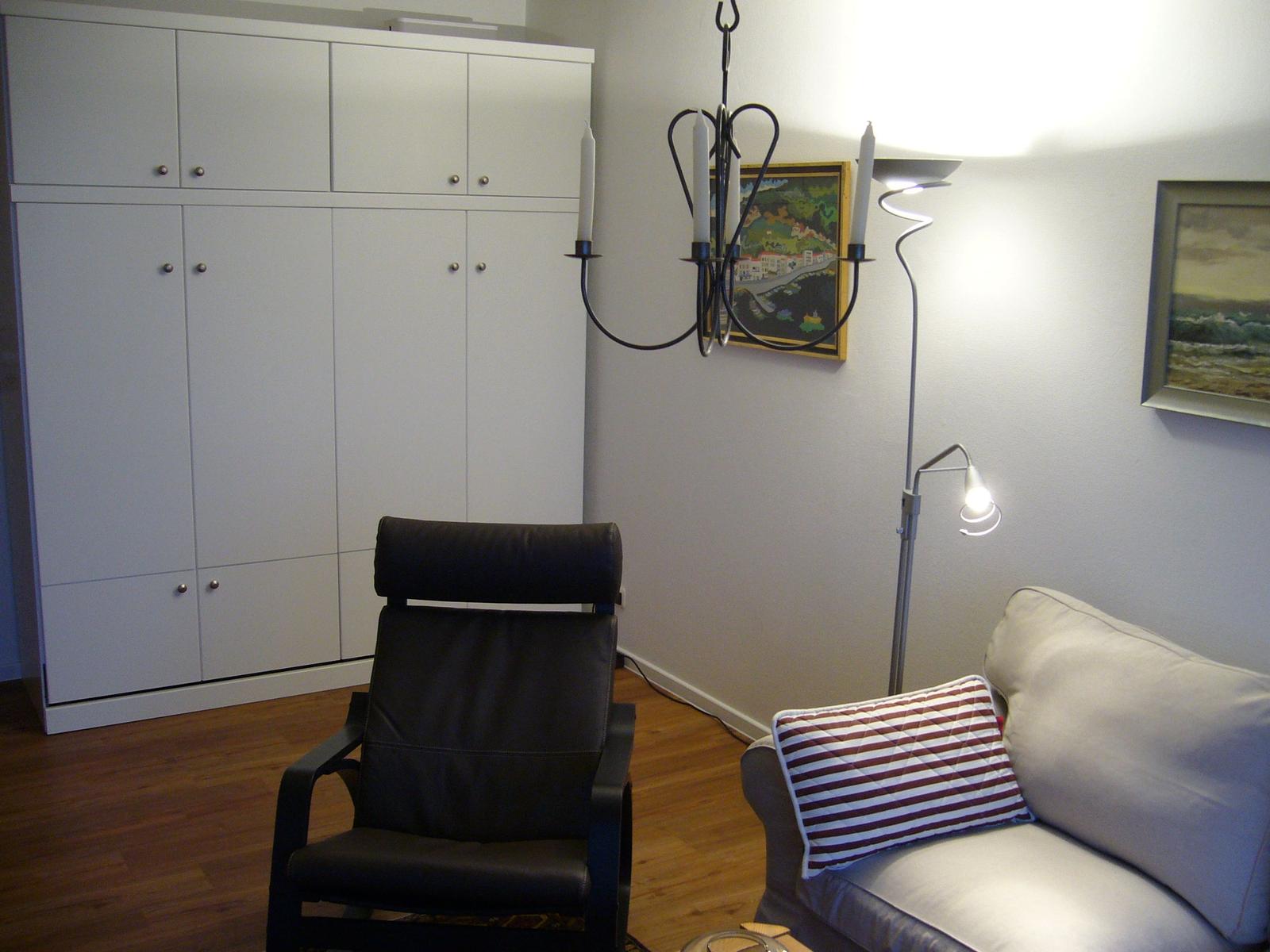 Schaukelstuhl vor dem Schrank(bett)