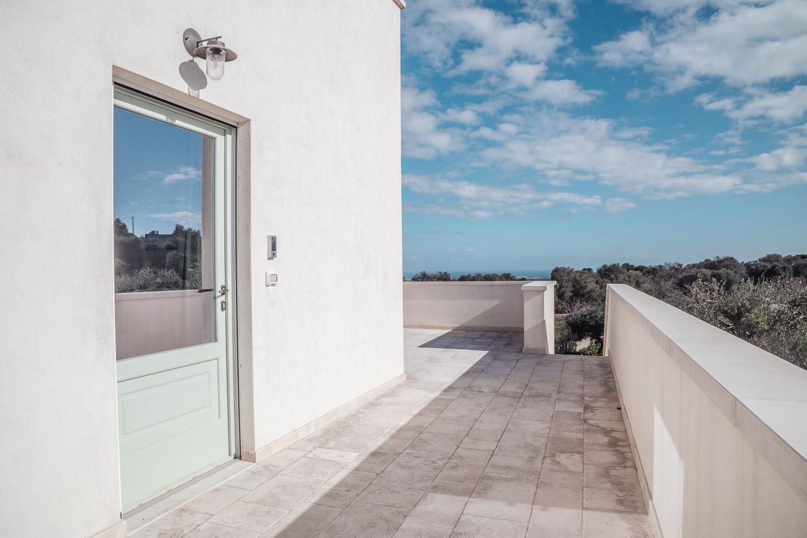 Terrasse mit Blick auf die Landschaft und das Meer