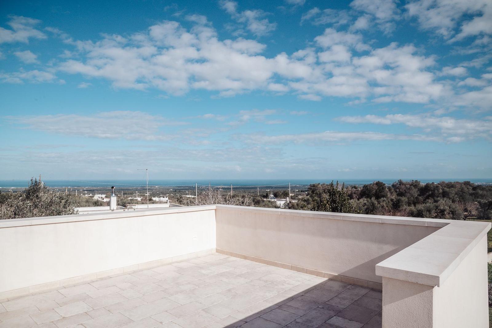 Terrasse mit Blick auf Meer und Landschaft