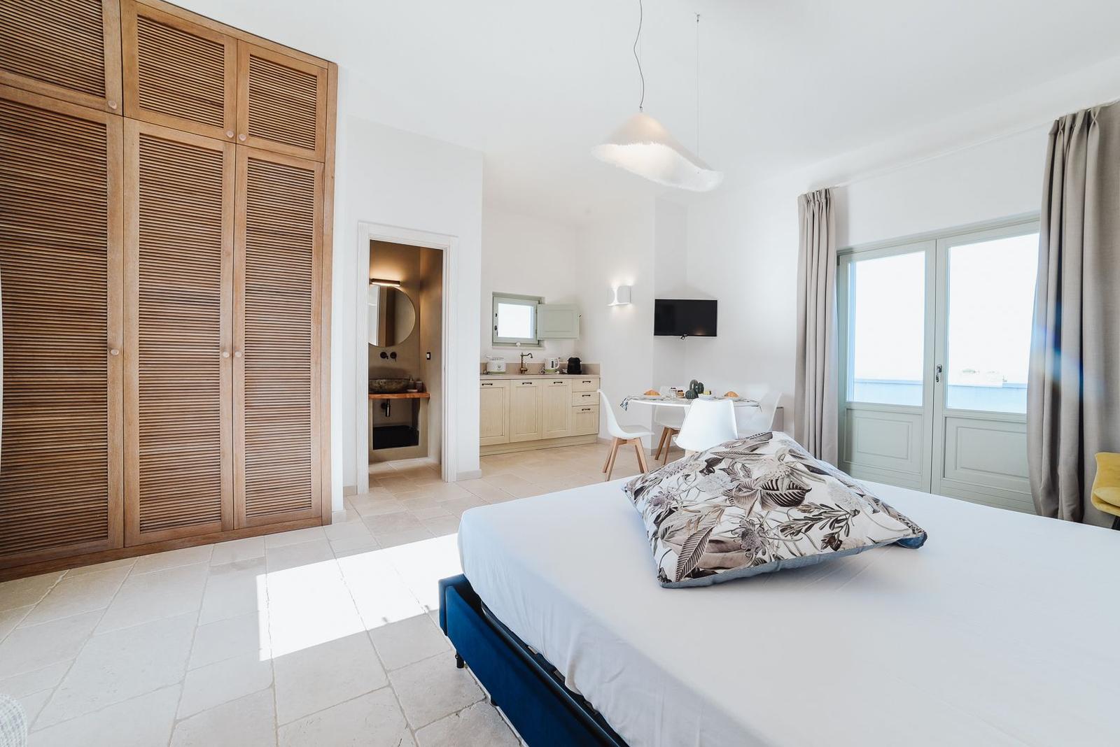 Schlafzimmer mit Blick auf Meer, integrierte Küche und Bad